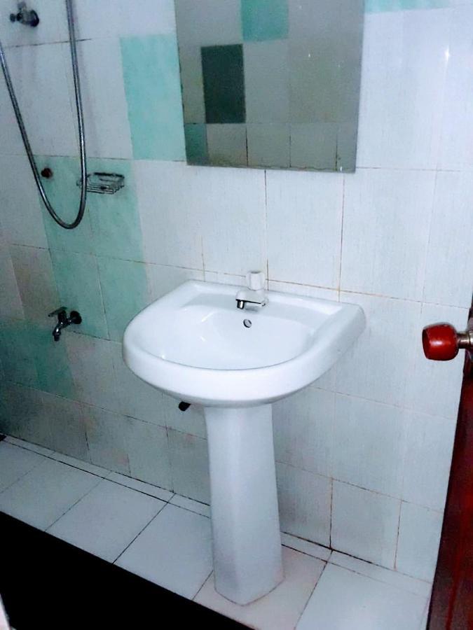 Black And White Kandy Guest House 02 Deiyannewela Bagian luar foto