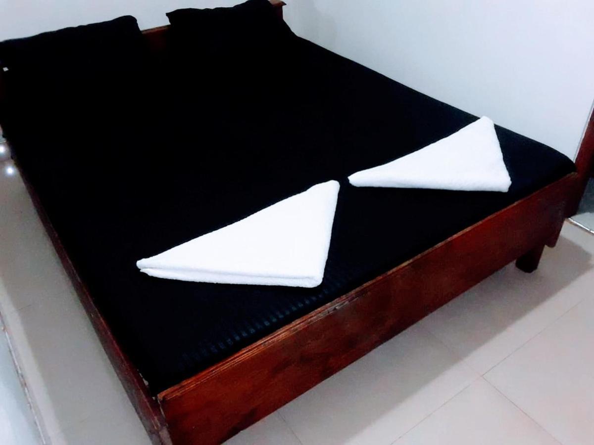 Black And White Kandy Guest House 02 Deiyannewela Bagian luar foto