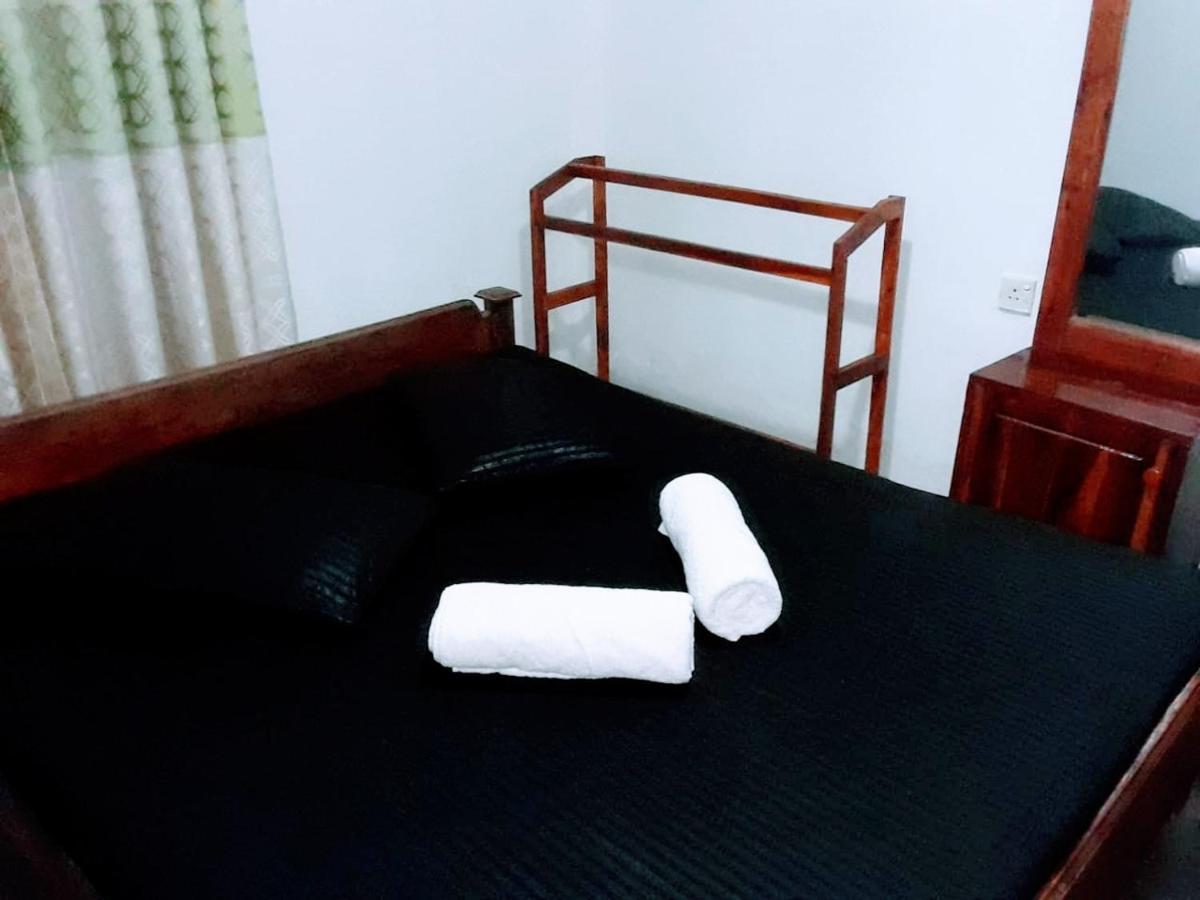 Black And White Kandy Guest House 02 Deiyannewela Bagian luar foto